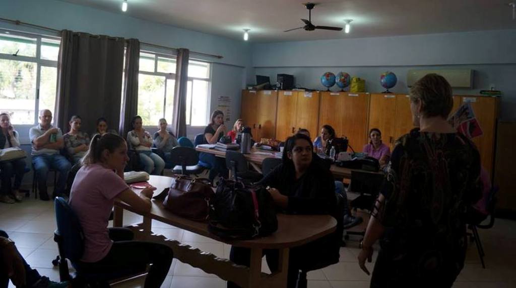 FOTO 3 - Luciane conversa com o coletivo da EEB Jurema Savi Milanez, em Quilombo